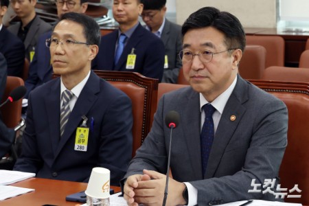 25일 서울 여의도 국회에서 열린 행정안전위원회 전체회의에 윤호중 행정안전부 장관(오른쪽)과 유재성 경찰청장 직무대행이 출석하고 있다.