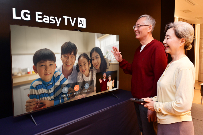 LG전자가 시니어 고객이 쉽게 사용하고, 시니어 고객을 케어하는 'LG 이지 TV(LG Easy TV)'를 국내에 출시한다. 모델이 기본 장착된 카메라로 TV와 카카오톡 계정이 연결된 가족과 영상 통화를 하고 있다. LG전자 제공