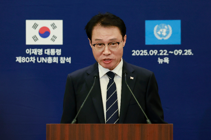 이규연 홍보소통수석이 24일(현지시간) 미국 뉴욕 한 호텔의 한국프레스센터에서 이재명 대통령 일정 관련 브리핑을 하고 있다. 연합뉴스