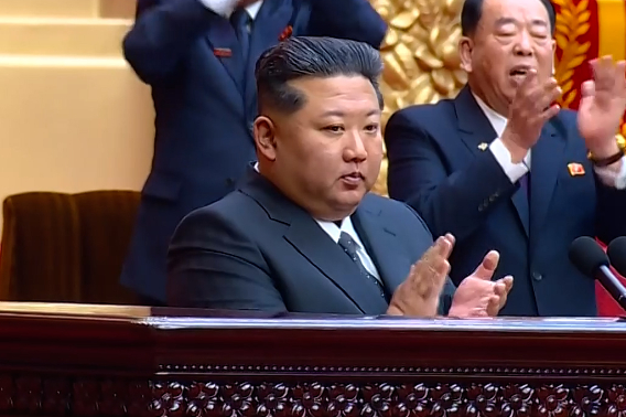 김정은 북한 국무위원장은 지난 21일 평양 만수대의사당에서 열린 최고인민회의 연설에서 트럼프 미국 대통령과의 개인적 친분을 언급하며 "만약 미국이 허황한 비핵화집념을 털어버리고 현실을 인정한데 기초하여 우리와의 진정한 평화공존을 바란다면 우리도 미국과 마주서지 못할 이유가 없다"고 밝혔다. 연합뉴스