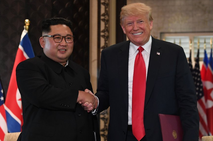 지난 2018년 6월 12일 싱가포르에서 열린 북미정상회담에서 만난 김정은 북한 국무위원장과 도널드 트럼프 미국 대통령. 연합뉴스