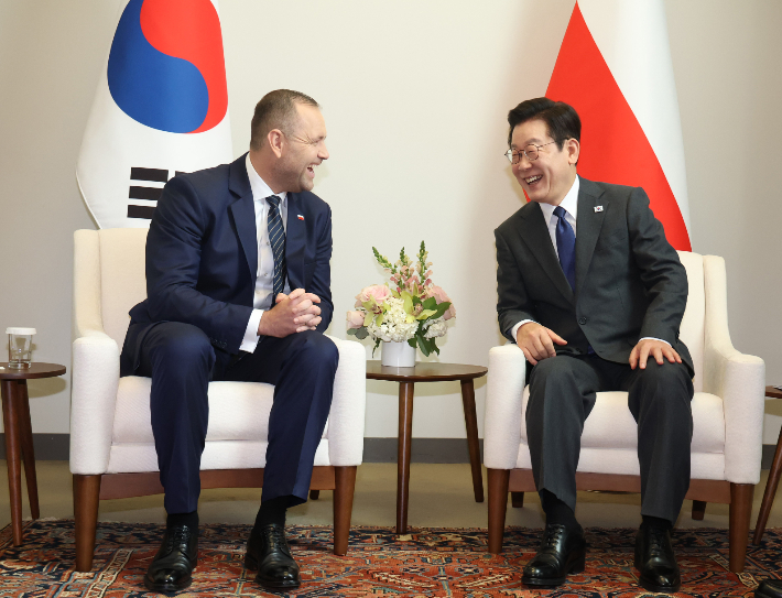 이재명 대통령과 카롤 나브로츠키 폴란드 대통령이 24일(현지시간) 미국 뉴욕 유엔본부에서 정상회담을 하고 있다. 연합뉴스