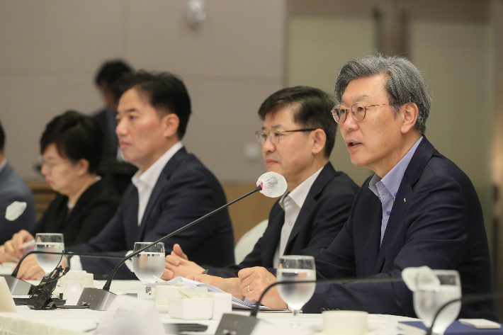 김창범 한경협 부회장이 25일 FKI타워 컨퍼런스센터에서 삼성, SK, 현대차, LG 등 주요 그룹 CHO(최고인사책임자)를 초청해 열린 '청년 일자리 개선을 위한 주요 그룹 간담회'에 참석해 인사말을 하고 있다. 한국경제인협회 제공