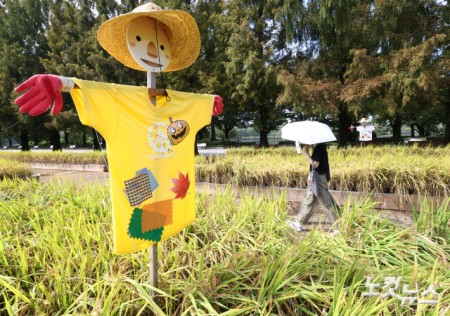 25일 경기도 고양시 일산호수공원에서 열린 2025 고양가을꽃축제에서 시민들이 허수아비를 구경하고 있다.