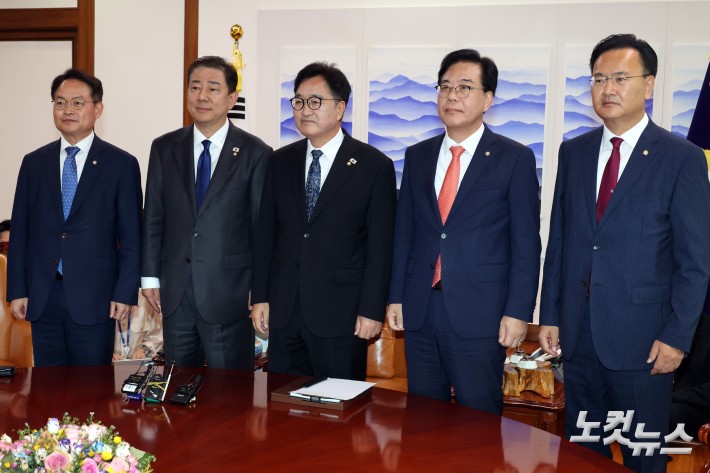 우원식 국회의장이 25일 서울 여의도 국회 의장실에서 여야 원내대표들과 회동을 하고 있다. (왼쪽부터 더불어민주당 허영 정책수석부대표, 김병기 원내대표, 우 국회의장, 국민의힘 송언석 원내대표, 유상범 원내운영수석부대표)