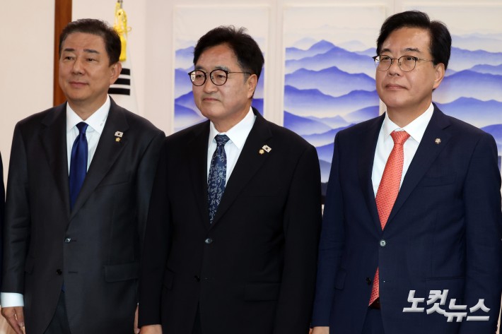 우원식 국회의장이 25일 서울 여의도 국회 의장실에서 여야 원내대표들과 회동을 하고 있다. (왼쪽부터 더불어민주당 김병기 원내대표, 국민의힘 송언석 원내대표)