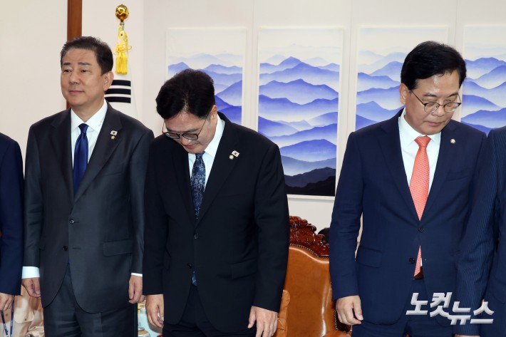 우원식 국회의장이 25일 서울 여의도 국회 의장실에서 여야 원내대표들과 회동을 하고 있다. (왼쪽부터 더불어민주당 김병기 원내대표, 국민의힘 송언석 원내대표)