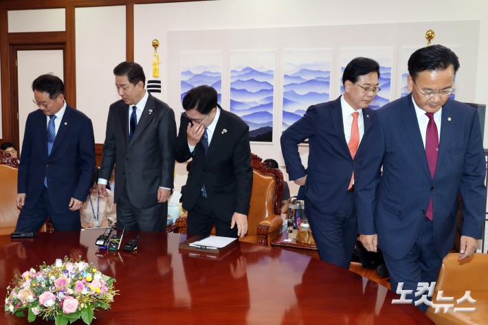 우원식 국회의장이 25일 서울 여의도 국회 의장실에서 여야 원내대표들과 회동하며 기념촬영을 하고 자리에 앉고 있다.(왼쪽부터 더불어민주당 허영 정책수석부대표, 김병기 원내대표, 우 국회의장, 국민의힘 송언석 원내대표, 유상범 원내운영수석부대표)