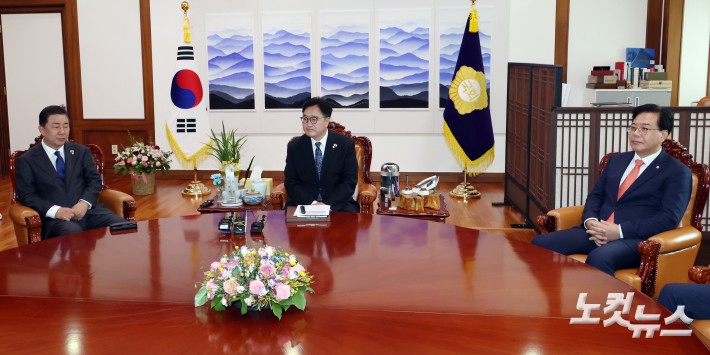 우원식 국회의장이 25일 서울 여의도 국회 의장실에서 여야 원내대표들과 회동을 하고 있다. (왼쪽부터 더불어민주당 김병기 원내대표, 국민의힘 송언석 원내대표)