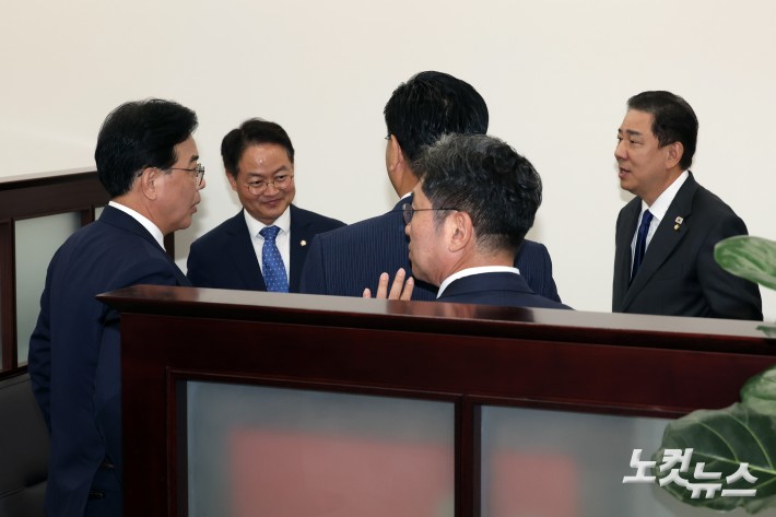 더불어민주당 김병기 원내대표(오른쪽)와 국민의힘 송언석 원내대표(왼쪽)가 25일 서울 여의도 국회에서 국회의장 주재 여야 회동에 참석하며 대화를 하고 있다.