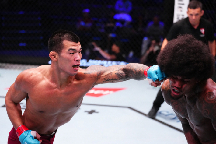 고석현(사진 왼쪽)의 경기 장면. UFC 제공