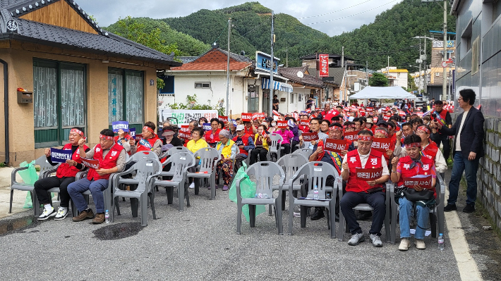 25일 경북 봉화군과 강원 태백 주민들이 경북 봉화군 석포면 영풍석포제련소 인근에서 영풍 석포제련소 이전을 반대하는 집회를 벌였다. 석포면 현안대책위원회 제공