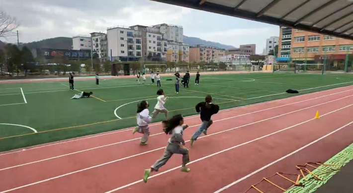 대전 원도심 한 초등학교 운동장에서 학생들이 달리기 연습을 하고 있다. 독자 제공
