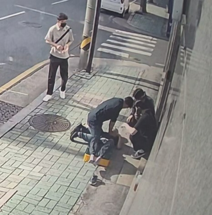 지난 19일 오전 8시 20분쯤 부산 사상구의 한 길거리를 걸어가던 60대 남성이 쓰러져 인근을 지나던 사상소방서 소속 이헌희 소방위가 심폐소생술을 하고 있다. 부산소방재난본부 제공