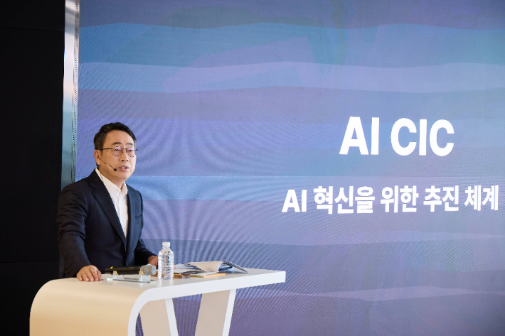 타운홀 미팅에서 발표하는 SK텔레콤 유영상 CEO. SKT 제공