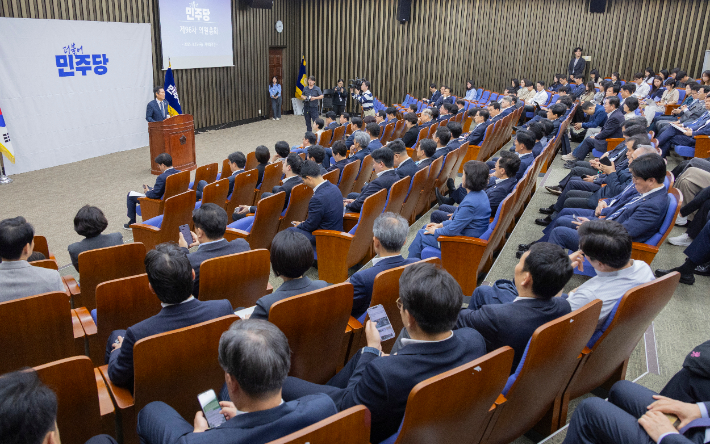 더불어민주당 정청래 대표가 정부조직법 처리를 예고한 본회의를 앞둔 25일 서울 여의도 국회에서 열린 의원총회에서 발언하고 있다. 연합뉴스