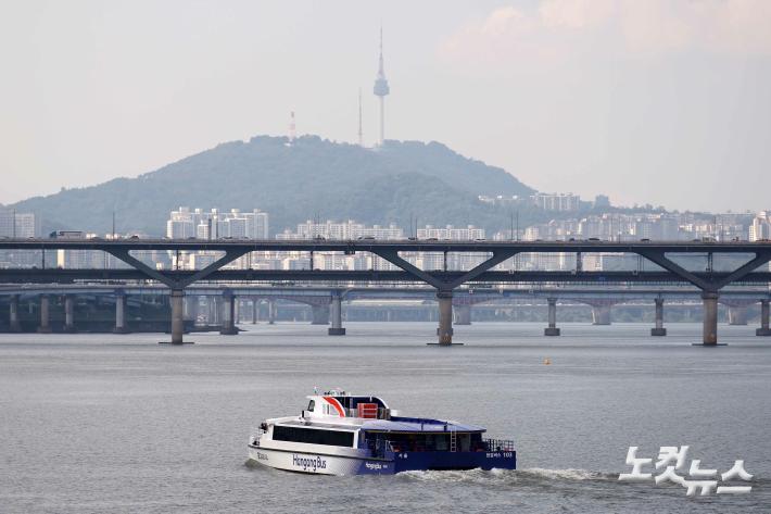 25일 서울 한강버스 잠실선착장에서 한강버스가 마곡선착장을 향해 운항하고 있다.