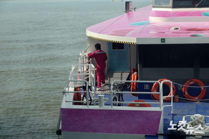 25일 운항 중인 한강버스에서 승무원이 서울 잠실선착장에 접안을 준비하고 있다.