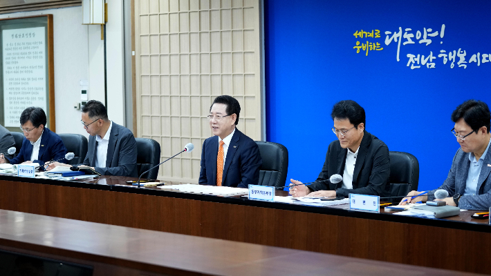 김영록 전남지사가 25일 새정부 국정과제 실천전략보고회를 주재하고 블랙록의 AI테이터센터의 전남유치에 나서기로 했다. 전라남도 제공 