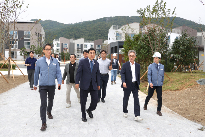 주낙영 경주시장이 APEC 지원인력 숙소로 활용될 한수원 동천 사택 신축 현장을 둘러보고 있다. 경주시 제공
