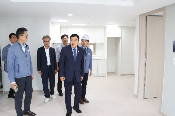 주낙영 경주시장이 한수원 동천 사택 내부 시설을 점검하며 한수원 관계자들과 준비 상황을 논의하고 있다. 경주시 제공