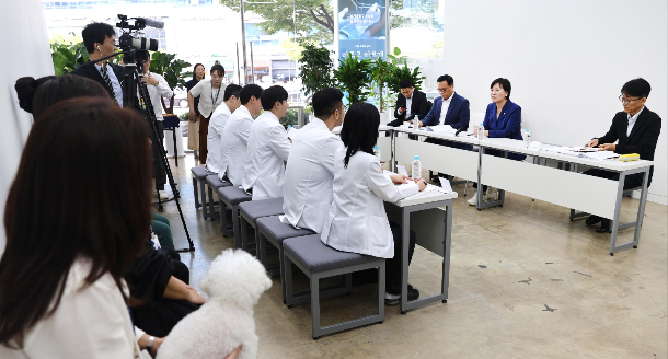송미령 장관은 25일 오후 경기 안양시 소재 넬 동물의료센터를 방문해 추석 연휴 운영 예정인 동물병원의 진료 환경을 확인하고 간담회를 가졌다. 농식품부 제공