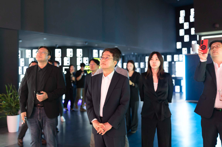 김동연 경기지사가 25일 판교클러스터 입주기업 임원들과 함께 중국 상하이시 텐센트 상하이지사에 방문해 관련 브리핑을 받는 모습. 경기도 제공