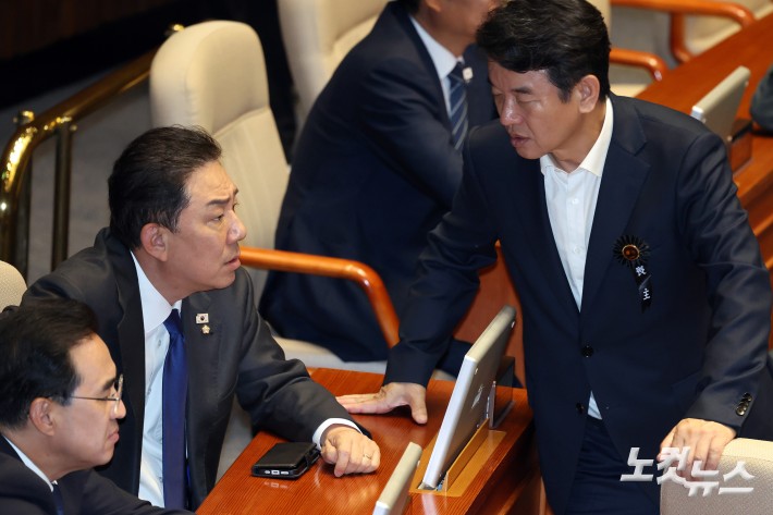 대화하는 김병기 원내대표-문진석 원내운영수석부대표