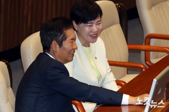 밝은 표정으로 대화하는 정청래-전현희