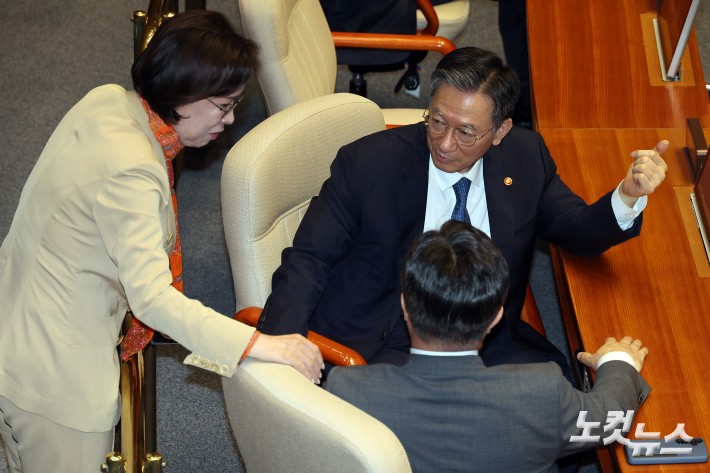 정성호 법무부 장관-윤호중 행안부 장관과 대화하는 국민의힘 이인선 의원
