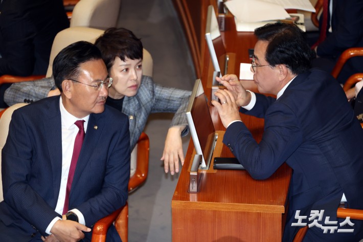 대화하는 국민의힘 원내지도부