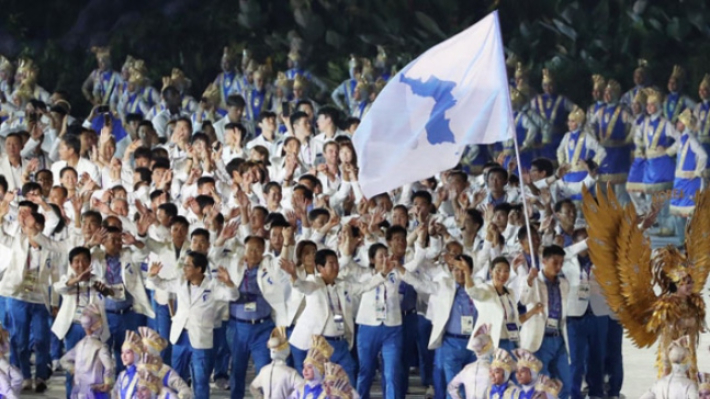 지난 2018년 8월 18일 오후(현지시간) 인도네시아 자카르타 겔로라 붕 카르노(GBK) 스타디움에서 열린 2018 자카르타ㆍ팔렘방 아시안게임 개막식에서 남북 선수단이 한반도기를 든 남측 여자농구 남북단일팀 주장 임영희, 북측 남자 축구 주경철을 선두로 공동 입장하고 있다. 연합뉴스