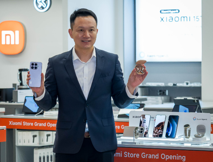 Xiaomi 스토어 NC이스트폴점에서 샤오미 15T Pro와 샤오미 오픈웨어 스테레오 프로를 들고 있는 조니 우(Jony Wu) 샤오미코리아 사장. 샤오미코리아 제공