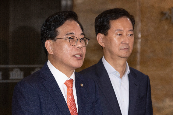 국민의힘 송언석 원내대표가 25일 본회의에 앞서 열린 의원총회를 마친 뒤 정부조직법 등 본회의에 상정된 정부조직법 등 4건의 법안에 대해 필리버스터(무제한 토론을 통한 합법적 의사진행 방해) 진행을 발표하고 있다. 연합뉴스