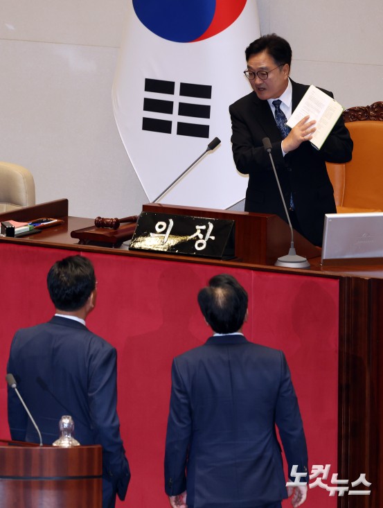 25일 서울 여의도 국회에서 열린 제429회국회(정기회) 제9차 본회의에서 신속처리안건 지정동의의 건에 대한 투표 개표 중 투표수가 명패수보다 한 매 더 많이 나온 것에 대해 처리 방식과 관련 우원식 국회의장이 항의하는 국민의힘 송원석 원내대표와 유상범 원내수석부대표에게 국회법 책자를 보이고 있다.