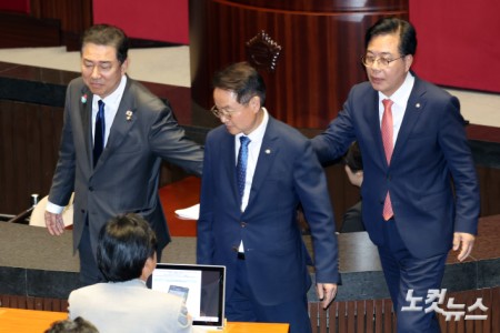 25일 서울 여의도 국회에서 열린 제429회국회(정기회) 제9차 본회의에서 민주유공자 예우에 관한 법률안에 대한 신속처리안건 지정동의의 건