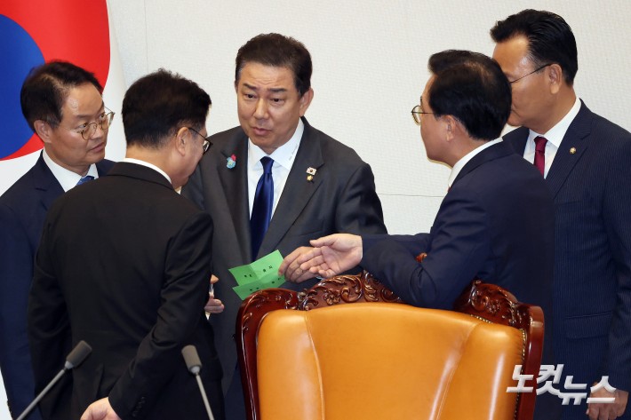 25일 서울 여의도 국회에서 열린 제429회국회(정기회) 제9차 본회의에서 신속처리안건 지정동의의 건에 대한 투표 개표 중 투표수가 명패수보다 한 매 더 많이 나온 것과 관련 더불어민주당 김병기 원내대표, 허영 원내정책수석부대표, 국민의힘 송언석 원내대표, 유상범 원내수석부대표가 우원식 국회의장과 국회법 등에 대해 이야기하고 있다.