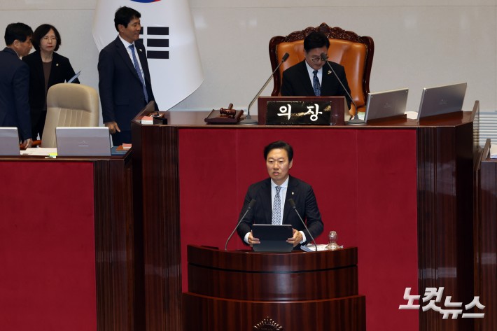 국민의힘 박수민 의원이 25일 서울 여의도 국회에서 열린 제429회 국회(정기회) 제9차 본회의에서 정부조직법 일부개정법률안에 대한 반대 무제한토론을 하고 있다.