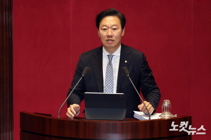 국민의힘 박수민 의원이 25일 서울 여의도 국회에서 열린 제429회 국회(정기회) 제9차 본회의에서 정부조직법 일부개정법률안에 대한 반대 무제한토론을 하고 있다.