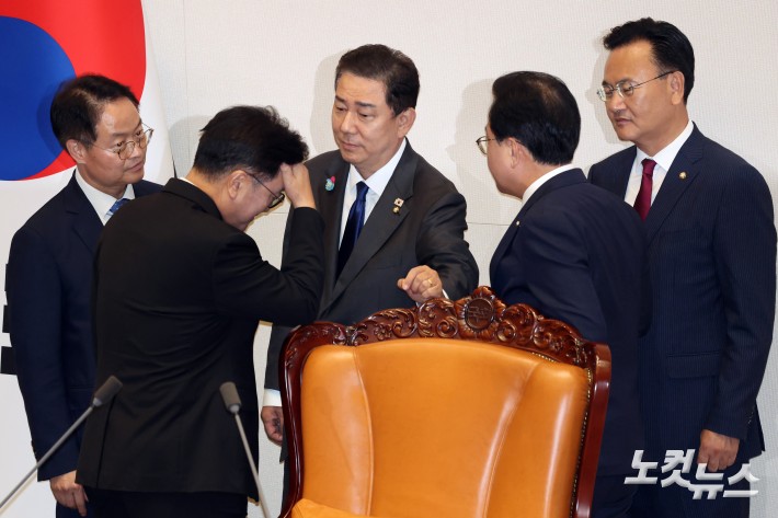 25일 서울 여의도 국회에서 열린 제429회국회(정기회) 제9차 본회의에서 신속처리안건 지정동의의 건에 대한 투표 개표 중 투표수가 명패수보다 한 매 더 많이 나온 것과 관련 더불어민주당 김병기 원내대표, 허영 원내정책수석부대표, 국민의힘 송언석 원내대표, 유상범 원내수석부대표가 우원식 국회의장과 국회법 등에 대해 이야기하고 있다.