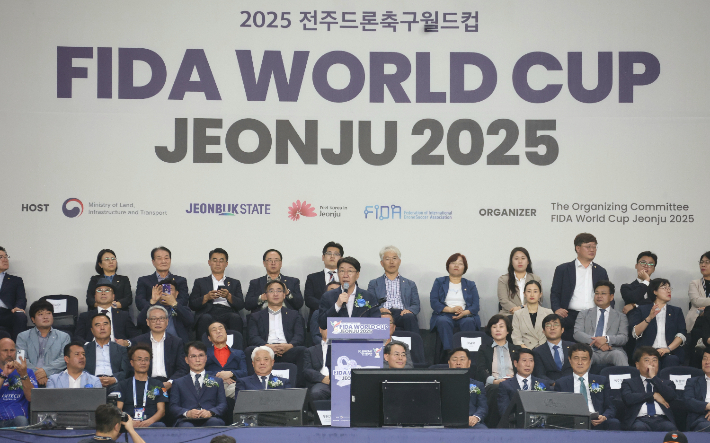25일 열린 '2025 전주드론축구월드컵' 개회식에서 우범기 전주시장(공동조직위원장)이 개회사를 하고 있다. 전주시 제공