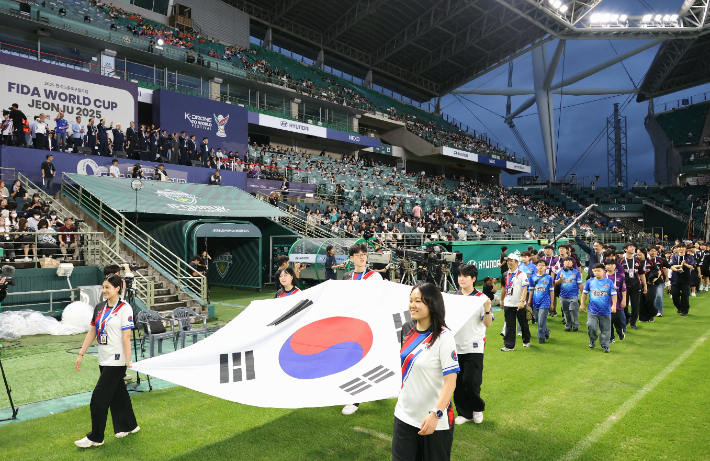 25일 막을 올린 '2025 전주드론축구월드컵' 개회식에서 우리나라 선수단이 태극기를 들고 입장하고 있다. 전주시 제공