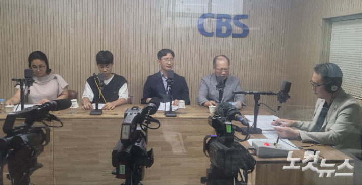 왼쪽부터 임지민 학부모, 백도윤 학생, 장지은 교수, 권혁순 교수, 김종현 앵커. 충북CBS