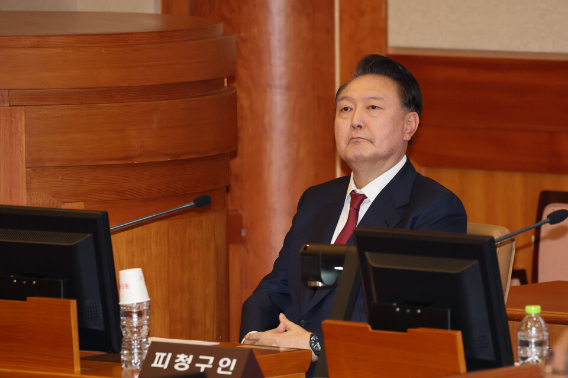 형사 재판 받는 尹 중계로 본다…보석심문은 불허