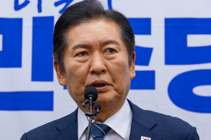 더불어민주당 정청래 대표가 정부조직법 처리를 예고한 본회의를 앞둔 25일 서울 여의도 국회에서 열린 의원총회에서 발언하고 있다. 연합뉴스