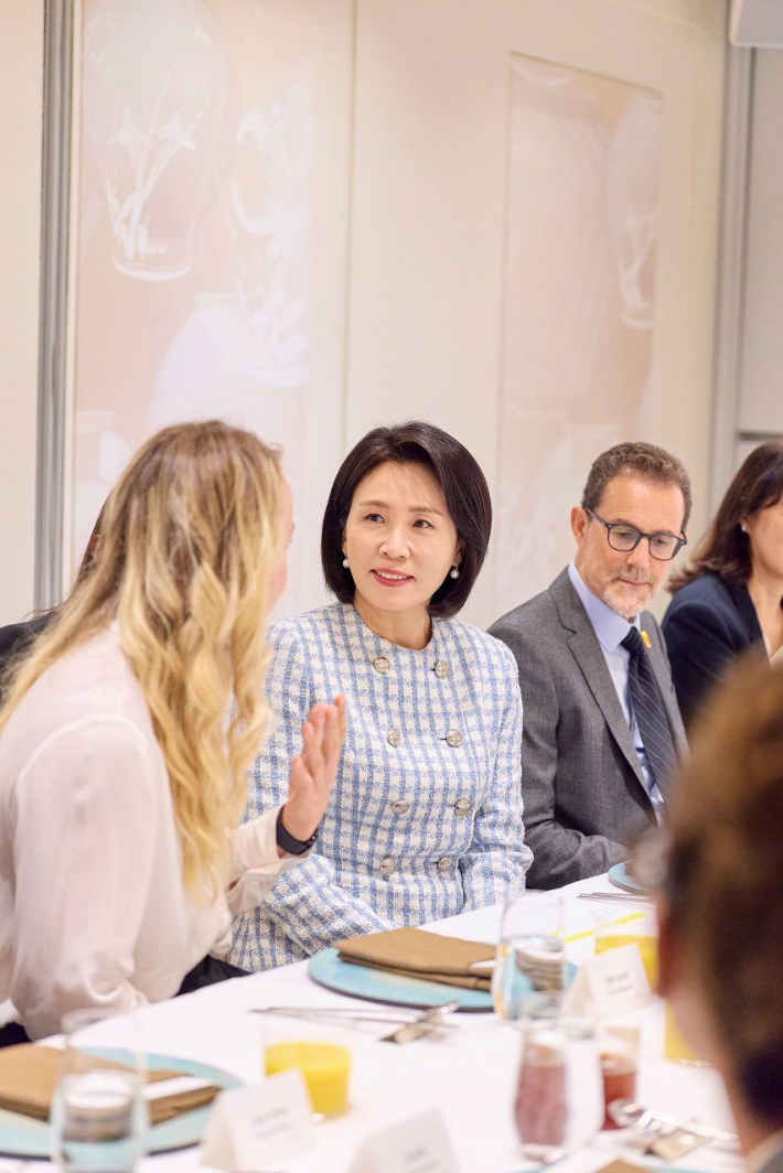 김혜경 여사가 24일(현지시간) 미국 뉴욕의 한 한식당에서 유엔 한국문화동호회원들과 오찬 간담회를 가지고 있다. 대통령실 제공.