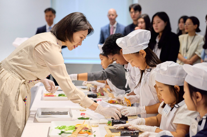 김혜경 여사가 24일(현지시간) 미국 뉴욕 코리아 소사이어티에서 한국학교 동포어린이들과 김밥을 만들고 있다. 대통령실 제공.