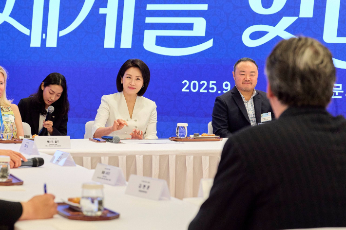 김혜경 여사가 24일(현지시간) 미국 뉴욕 한국문화원에서 열린 K-푸드 현장간담회에 참석했다. 대통령실 제공