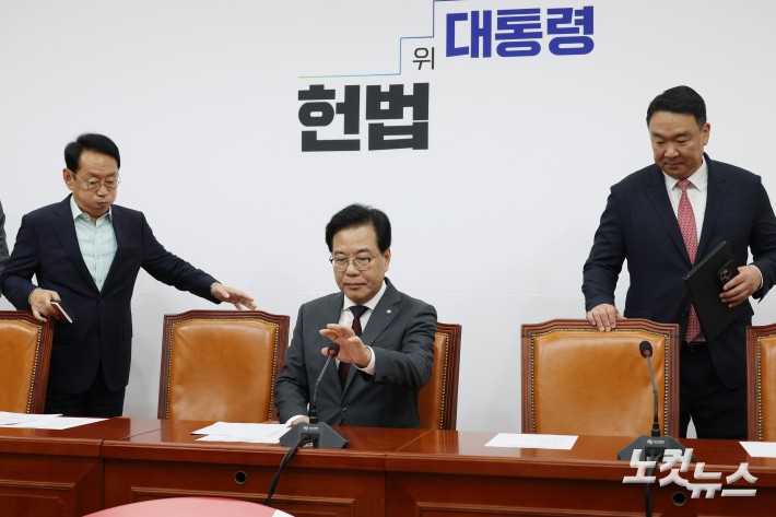 국민의힘 송언석 원내대표가 26일 서울 여의도 국회에서 열린 원내대책회의에 참석하고 있다.