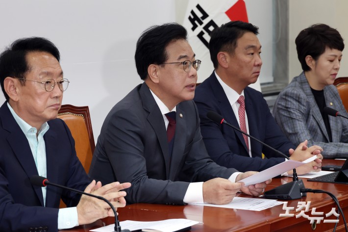 국민의힘 송언석 원내대표가 26일 서울 여의도 국회에서 열린 원내대책회의에서 발언을 하고 있다.